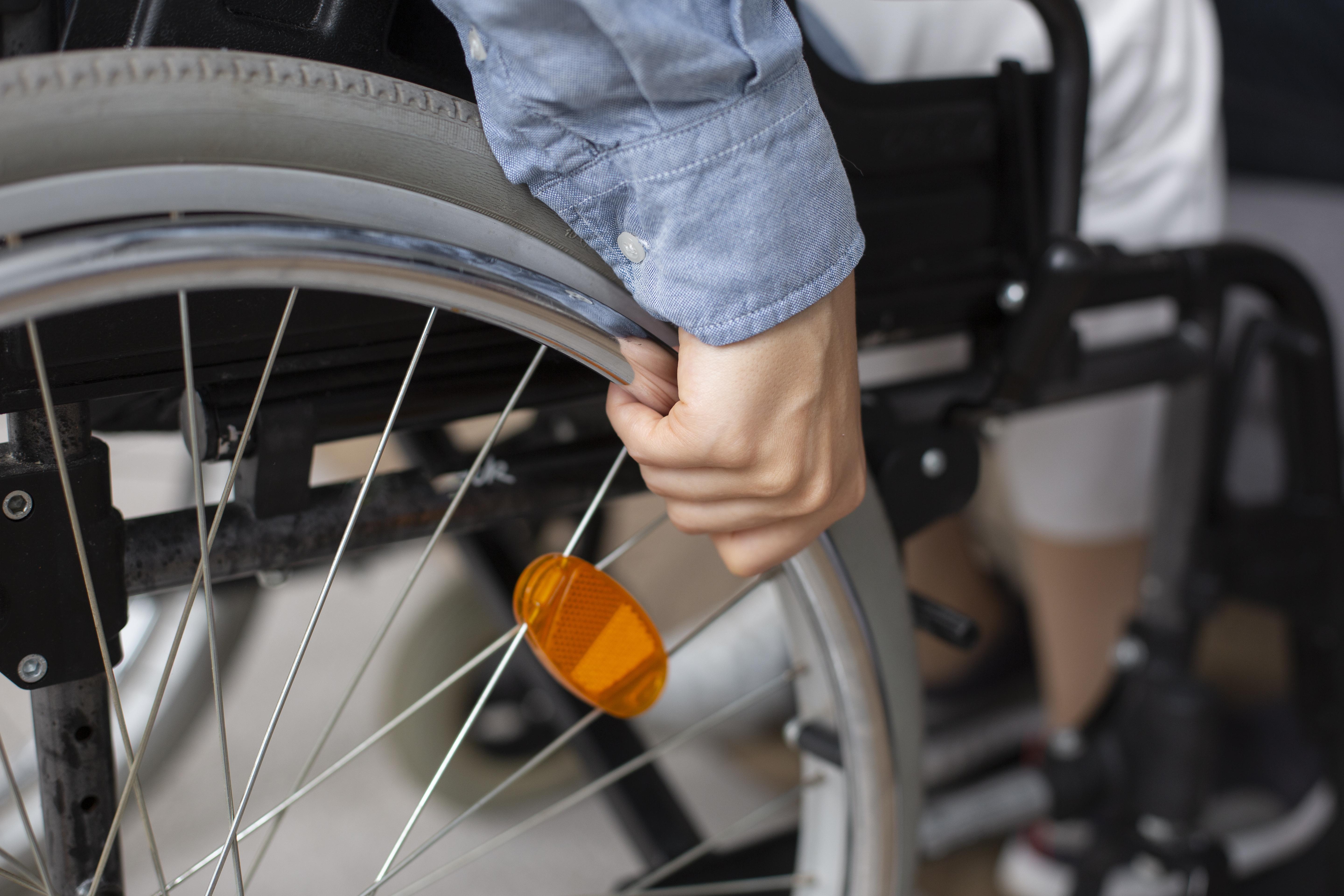 Pessoa com deficiência física utilizando cadeira de rodas, contexto de solicitação do BPC/LOAS